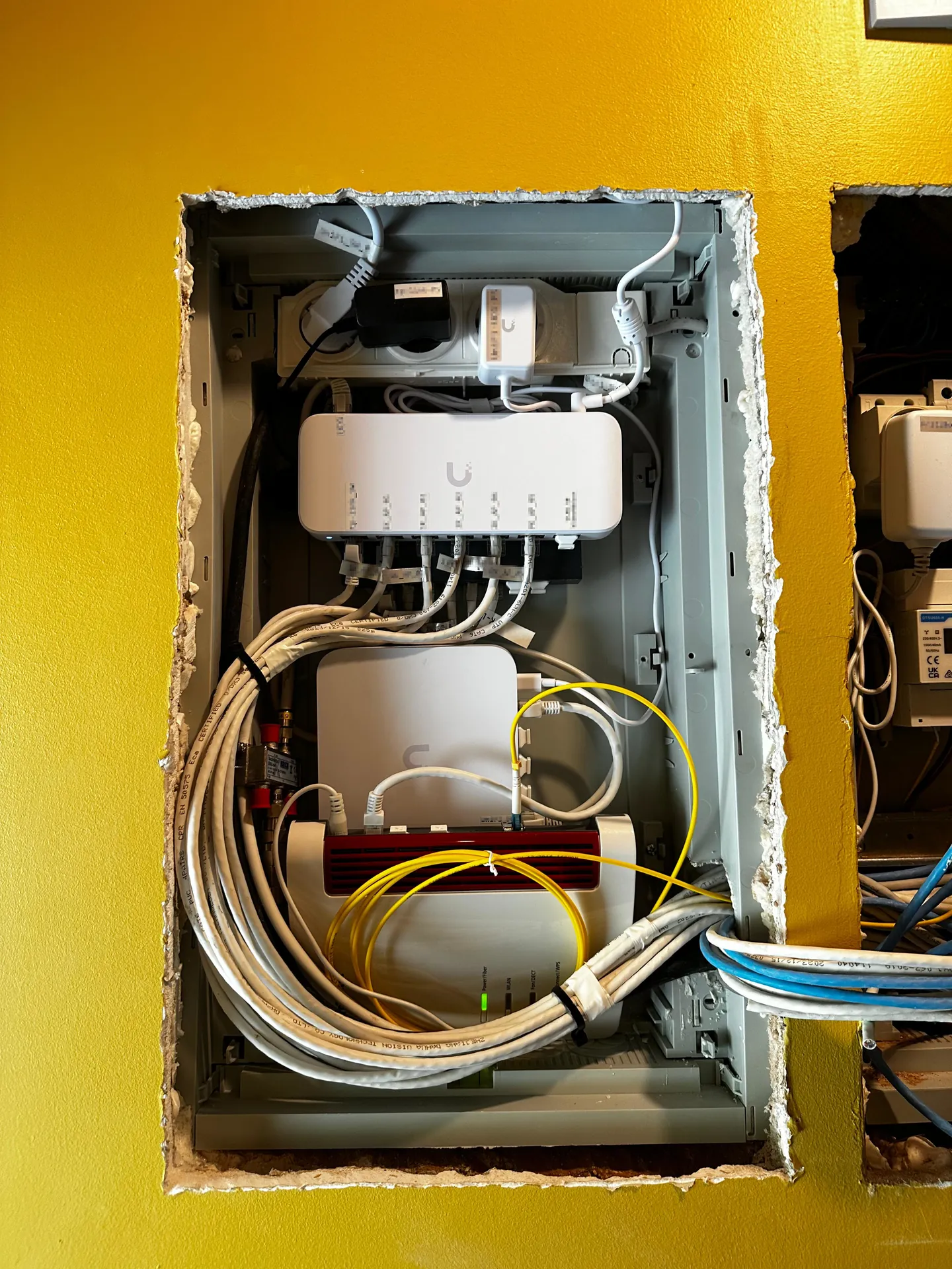Ormarić s UniFi gatewayem switchem i Fritz!Boxom